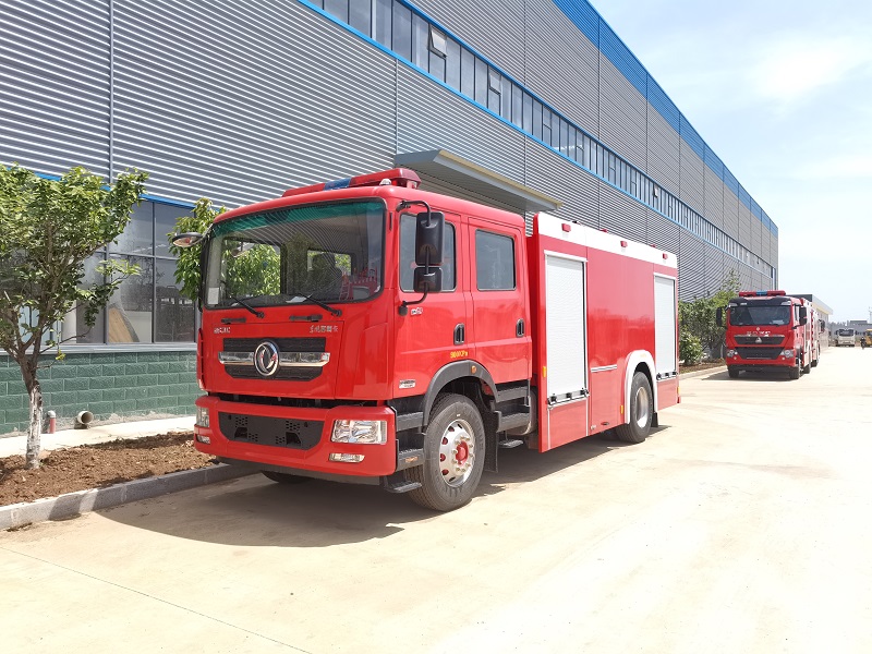 东风D9 6-7吨水罐消防车