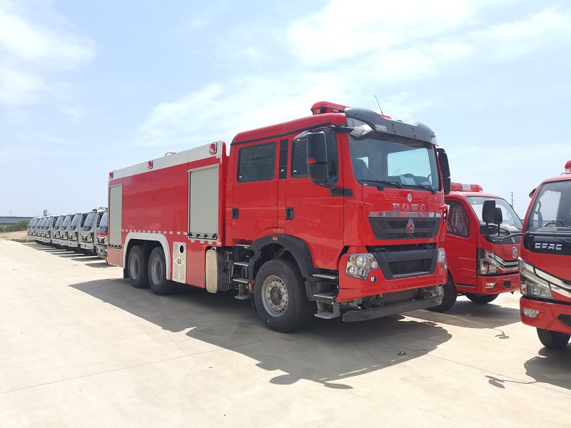 重汽豪沃12吨泡沫消防车