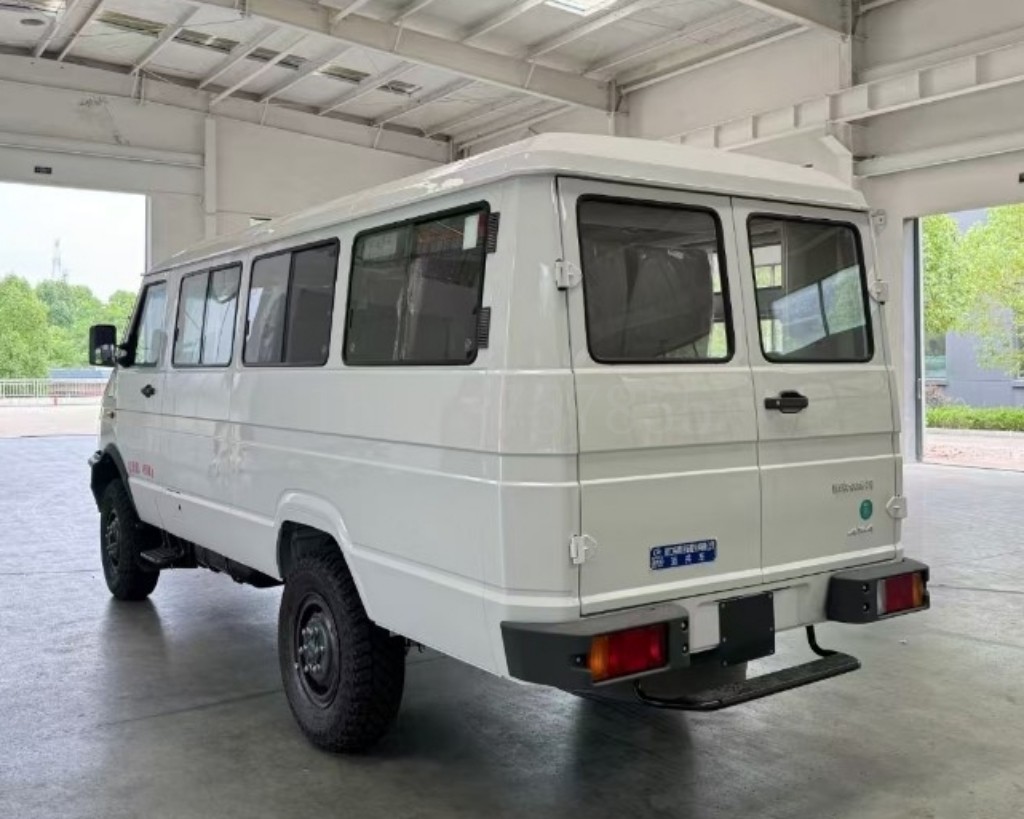 10-14座四驱越野运兵车