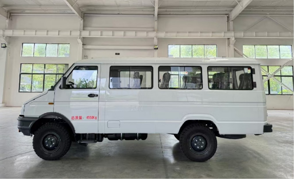 10-14座四驱越野运兵车