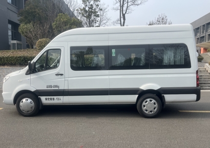 13座森林消防运兵车