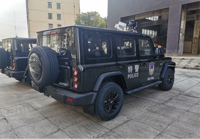四驱越野运兵车
